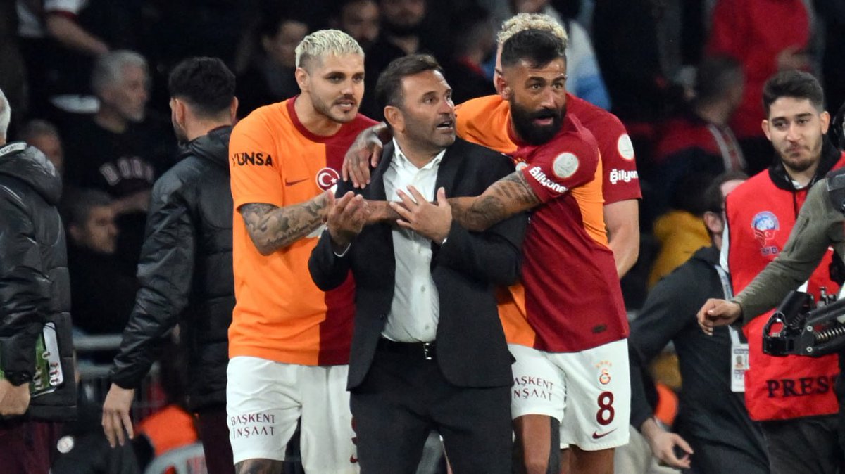 🏆 Süper Lig'de 36. hafta maçlarında son düdük çaldı. 🥇 Galatasaray ve Fenerbahçe sahadan galibiyetle ayrıldı. Ligin son 2 haftasına girilirken puan farkı 6. Fatih Karagümrük 2-3 Galatasaray Fenerbahçe 3-0 Kayserispor