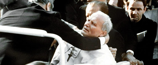 Op deze dag in 1981 werd paus Johannes Paulus II neergeschoten op het Sint-Pietersplein in Rome door de Turkse extremist Mehmet Ali Ağca. De paus overleefde de aanslag en vergaf - toen hij hersteld was van zijn ernstige verwondingen - zijn aanvaller