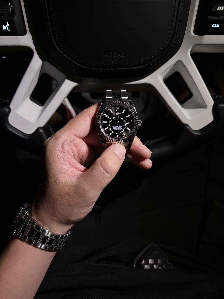 Amazing multilayer and structured dial . 
Love it🖤