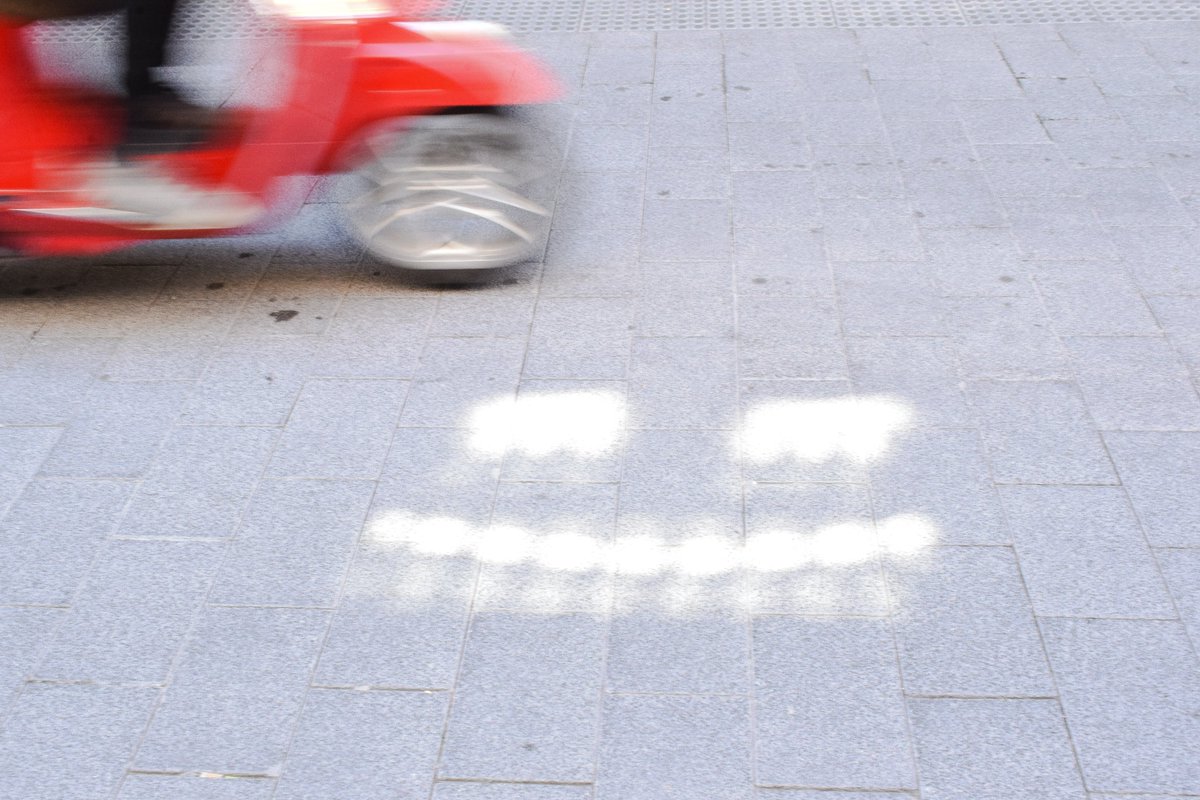 Happy wheels #streetphotography #streetlife #citylife #streetscene #cityscene #monochromephotography #colorphotography #conceptphoto #shotfromthehip #lowangle #Zaragoza #reflection #minimallove #minimalistphotography #minimalphotography #minimal #minimalism #are #bure #bokeh