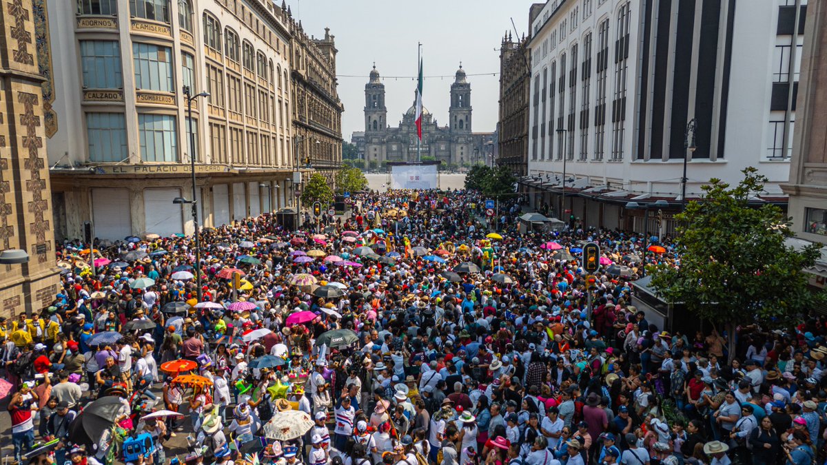 Este día histórico se formalizó la transformación de la principal plaza cívica del país en Zócalo Peatonal de la Ciudad de México. Se intervinieron más de 19 mil metros cuadrados de superficie para que las personas y familias puedan reapropiarse del espacio público, caminar de