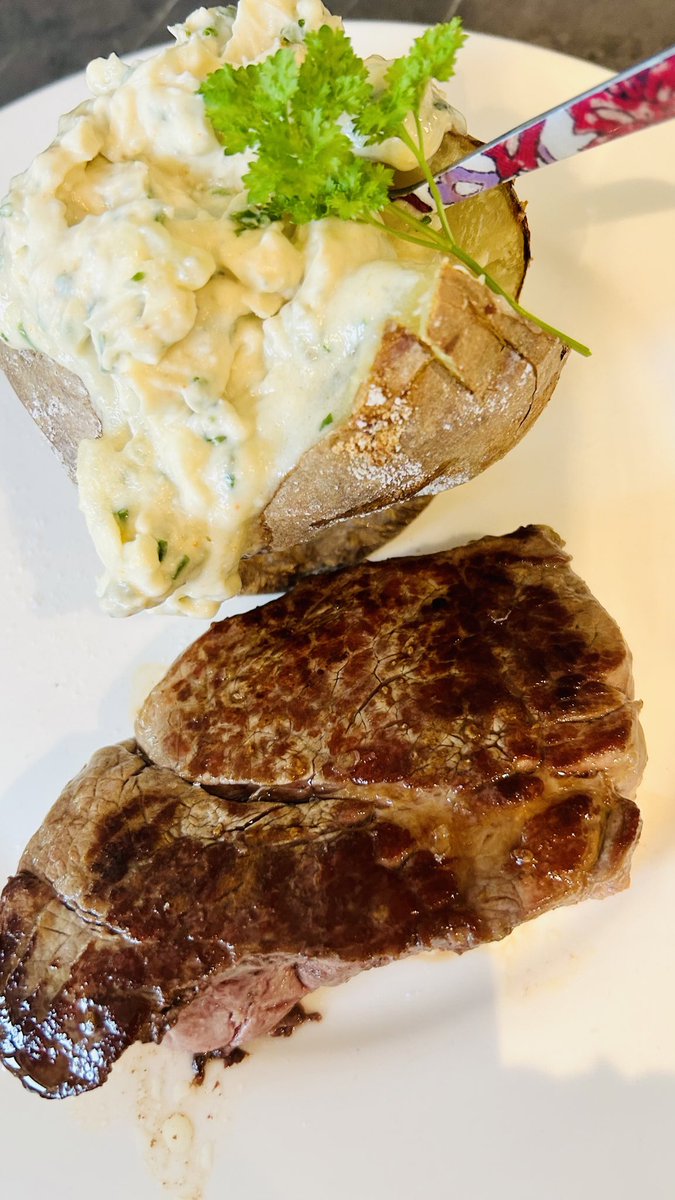 sonyajonesshrop's tweet image. Special #SundayMeal this evening #FilletSteak #BlueCheeseBakers as tomorrow #MeAndMrJones ❤️ celebrate our 41st #WeddingAnniversary 
I will be hitting that gym &amp;amp; Mr Jones doing an extra long run tomorrow as sooo indulgent but a lovely treat to celebrate all our years together🥂🍾