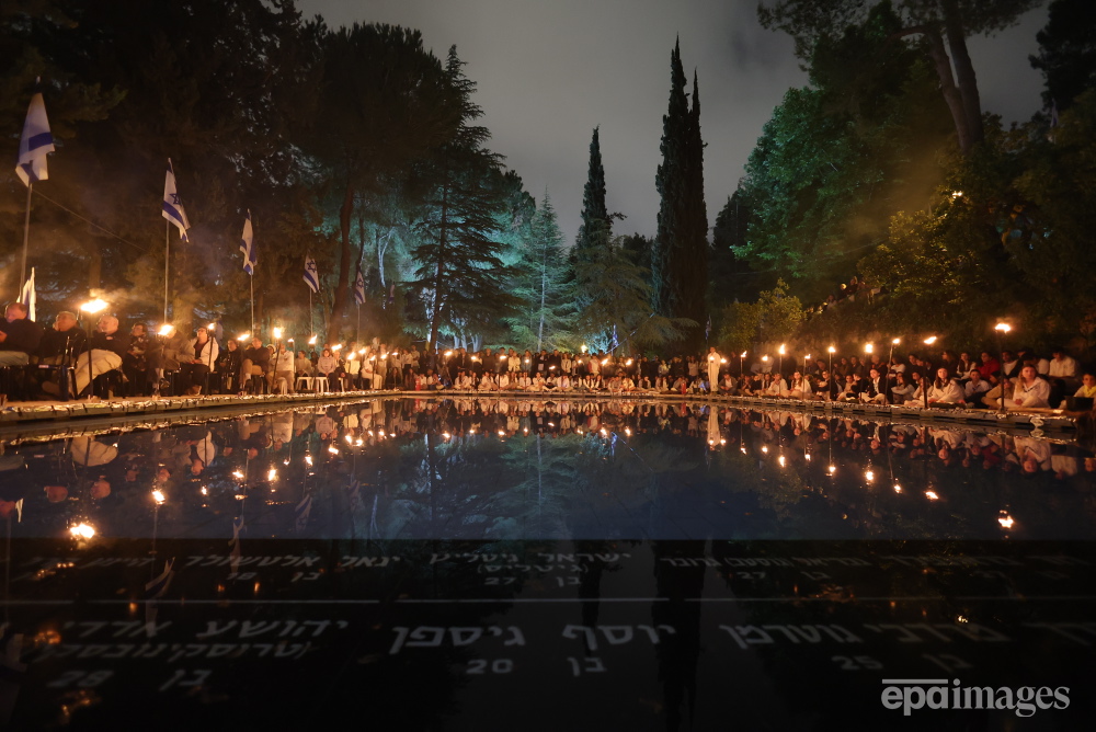 Israeli youth Scouts light torches during a memorial ceremony on Memorial Day (Yom HaZikaron) at Israel's national military cemetery Mount Herzl in Jerusalem, 12 May 2024. 📷️ EPA / Abir Sultan #israel #memorialday #yomhazikaron #epaimages