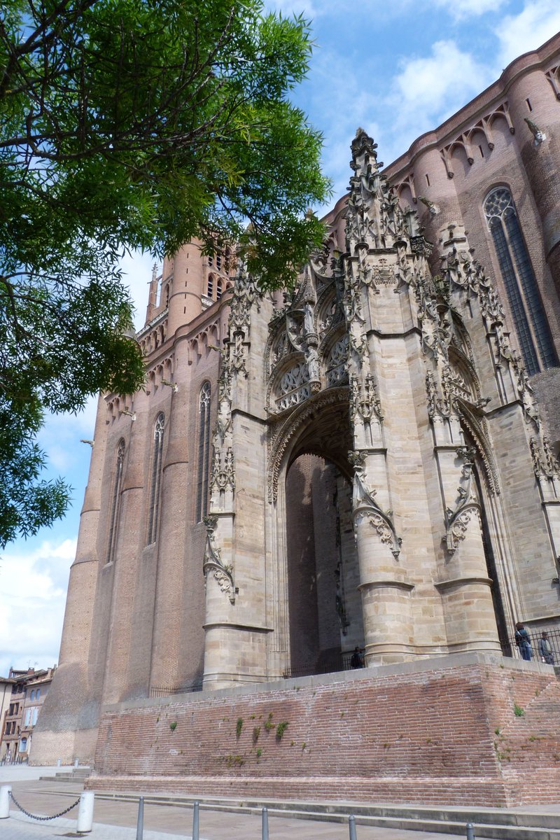 #EgliseDuDimanche La cathédrale d'Albi et ses contreforts semi-cylindriques
