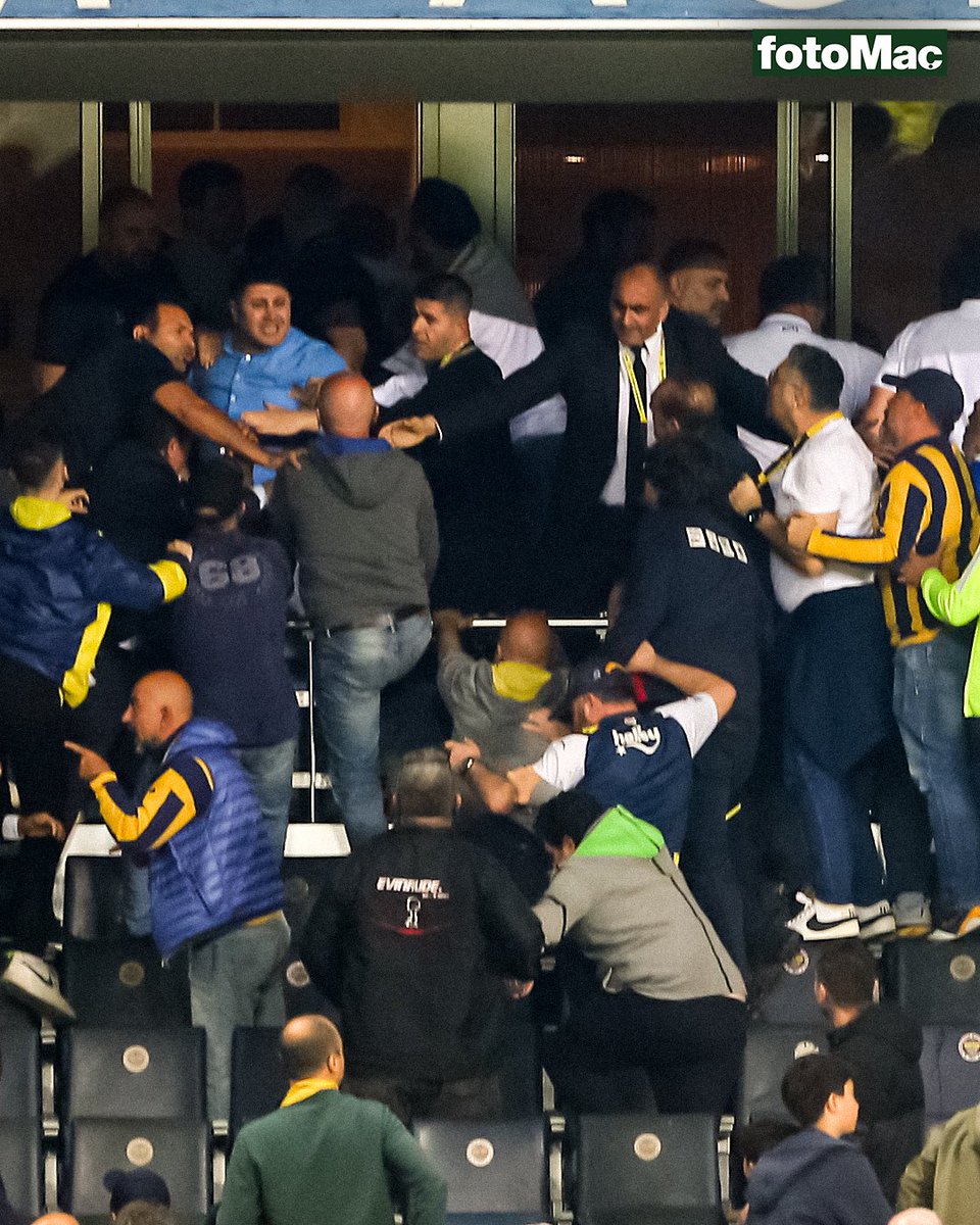 Ülker Stadyumu'nda taraftarlar ve yönetim arasında kavga çıktı. 

Güvenlik güçleri kavgayı ayırmaya çalıştı.