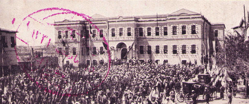 Konya Valilik binası önünde gerçekleştirilen bir tören esnasında çekilen bir fotoğraf.