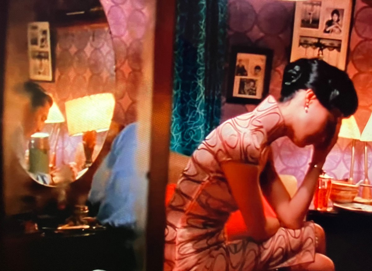Today years old in noticing the heart between Su Li-zhen’s head and arm. It adds another angsty layer alongside Mr. Chow being in the mirror. 💜 Anyway— places where Maggie Cheung films are streaming right now including “In the Mood for Love” (2000). femfilmrogues.blogspot.com/2024/05/maggie…