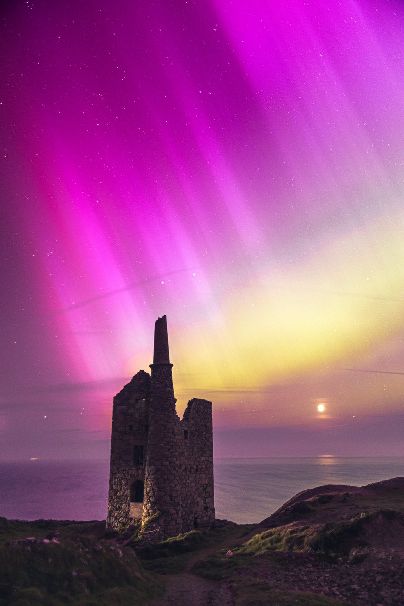 Just one of the 200 images I shot on Friday night while out capturing the Aurora, this one is of West Wheal Owles at Botallack Mine……a truly incredible experience. #cornwall #photography #aurora #northernlights