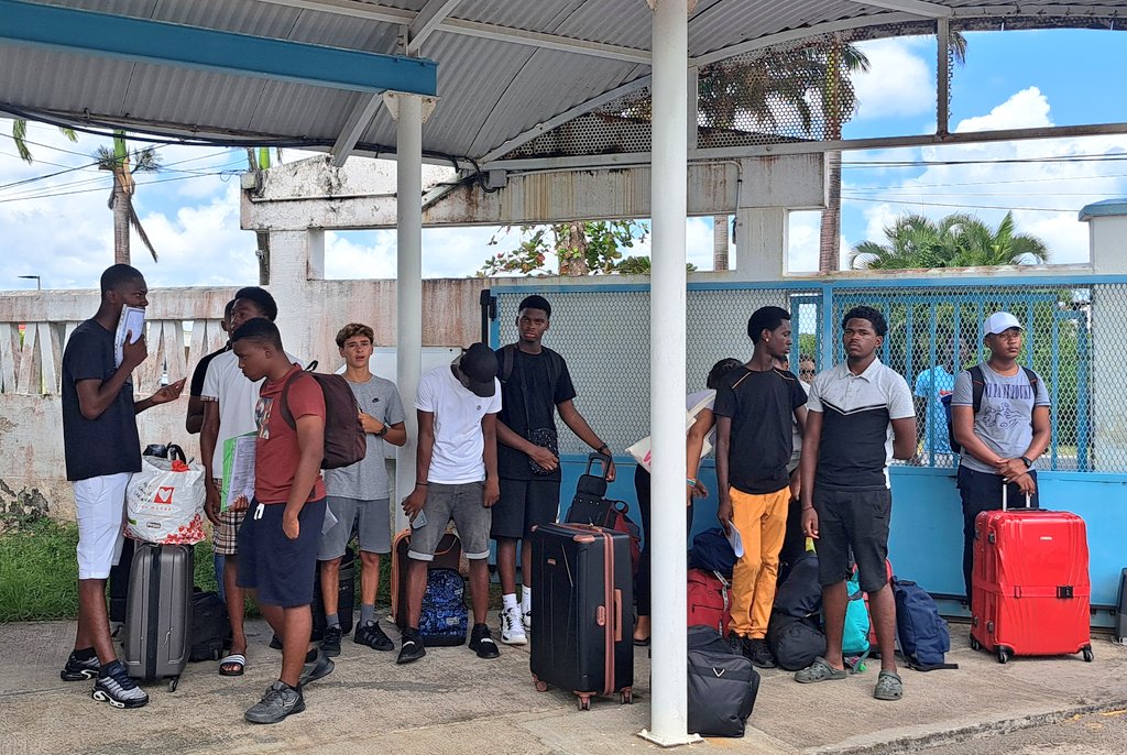 GertyLycee's tweet photo. Départ de nos classes engagées, la 2nde MS et la 1 CAP AS, vers le centre du SNU @snujemengage pour un beau séjour de cohésion autour des valeurs de la République et du thème "Résilience et prévention des risques".
Merci à la @Drajes_971 pour cette magnifique collaboration https://t.co/eOJEkax558