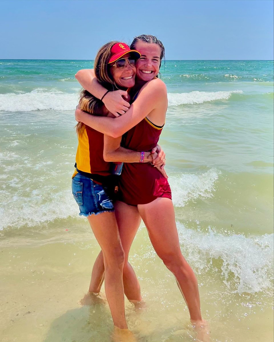 USCBeach's tweet photo. 🌹 Happy Mother’s Day! 🥰

#FightOn ✌️🏐🏆 #USCBeach https://t.co/iPIsWteOp3