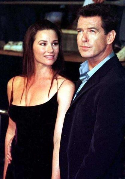 pierpi13's tweet photo. Questa è una foto dell'attore americano Pierce Brosnan e di sua moglie vent'anni fa, all'inizio del loro matrimonio, e di due foto attuali... Quando gli è stato chiesto come si sentisse nei confronti di lei dopo che il suo aspetto è cambiato, ha risposto: "Gli amici le hanno proposto un intervento chirurgico per ridurre il suo peso. Ma io amo profondamente ogni curva del suo corpo. Lei è la donna più bella ai miei occhi. E anche perché ha avuto i nostri cinque figli... In passato, la amavo veramente per la persona che era, non solo per la sua bellezza, e ora la amo ancora di più perché è la madre dei miei figli e sono molto orgoglioso di lei, e cerco sempre di essere degno del suo amore." — La stella di Hollywood, Pierce Brosnan. Questo è il concetto di sposare un uomo che ti ama "così come sei".