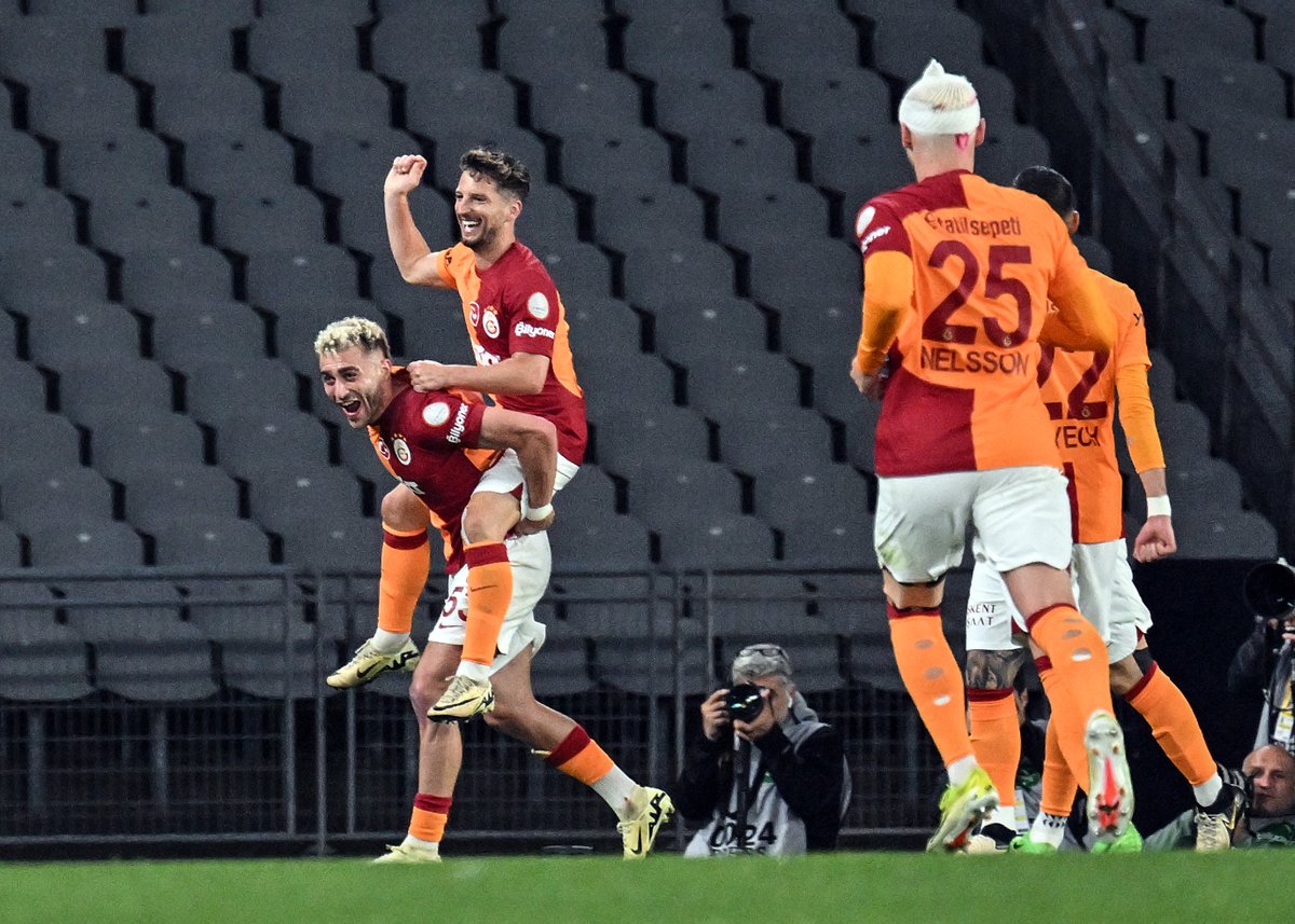 15 - Bu sezon Süper Lig'deki 15'inci asistini yapan Dries Mertens, Opta'nın detaylı veriye sahip olduğu 2010/11'den bu yana bir sezonda en fazla gol pası veren Galatasaray oyuncusu olan Wesley Sneijder'in (2016/17) rekoruna ortak oldu. Vizyoner.