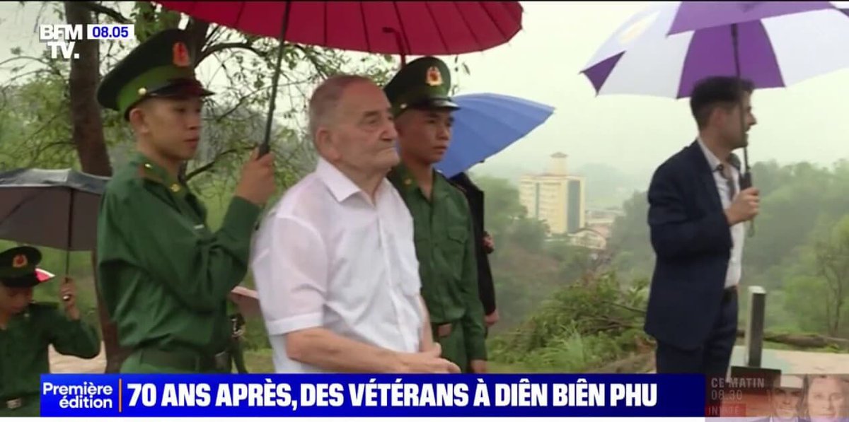Magnifique image d'un vétéran de #DienBienPhu, de retour sur les lieux, 70 ans après la bataille, entouré et soutenu par deux soldats vietnamiens.
La flamme du souvenir s'entretient à deux...