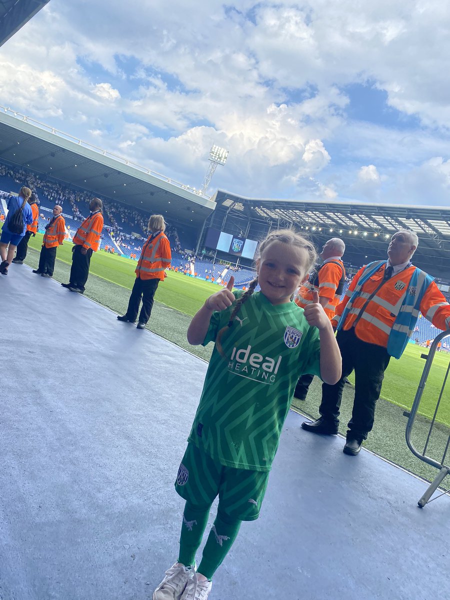 So proud of Lexi Dodo…. Flag bearer today at the game… buzzing for her… and she got to do it with some of her wba team mates… 🥹😘💙🧤 #proudmom