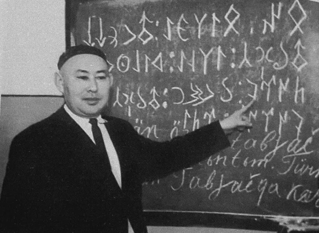 Kazak bilim adamı Gubaydulla Aidarov, 1959 yılında doktora tezi çalışması yaparken Tonyukuk yazıtı üzerindeki yazıları tahtaya yazarak 'Türk' kelimesini göstermişti.