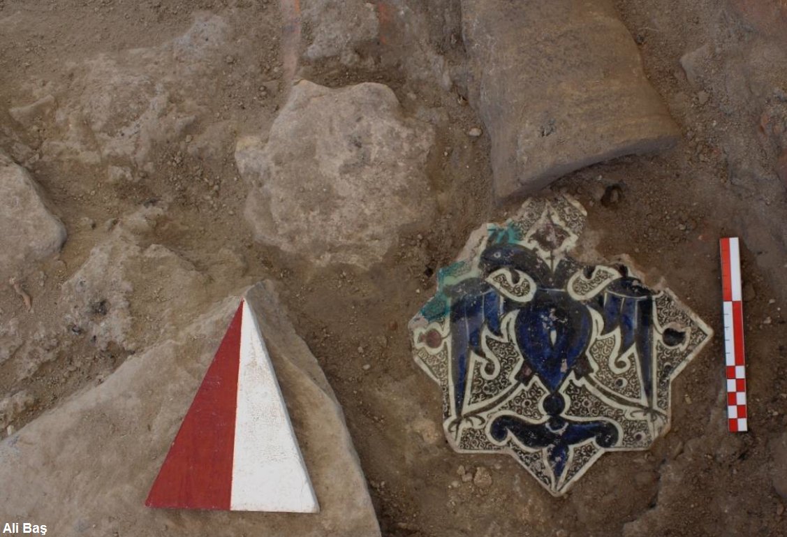 #Selçuklu Sultanı I. Alâeddin Keykubad'ın hayatının son bulduğu #Kayseri Keykubadiye Sarayı kazılarında gün ışığına kavuşan çift başlı kartal motifli sekizgen çini.