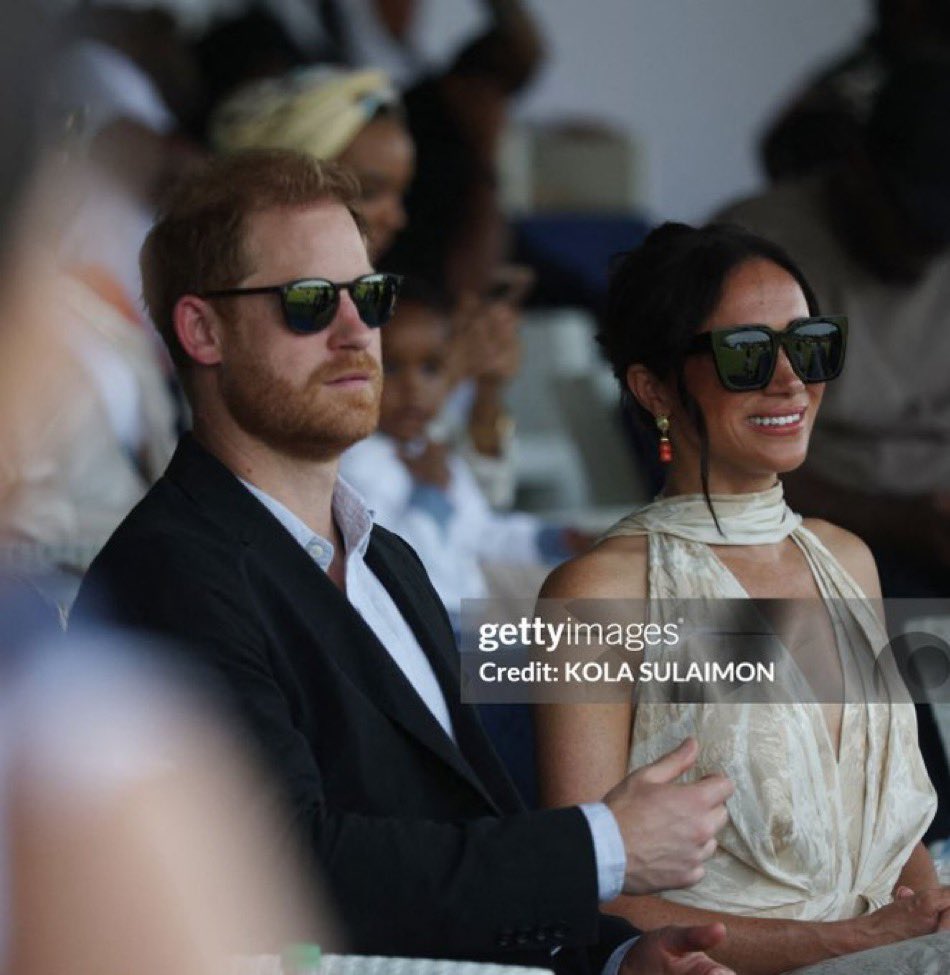 look at Meghan and Harry damn 🔥