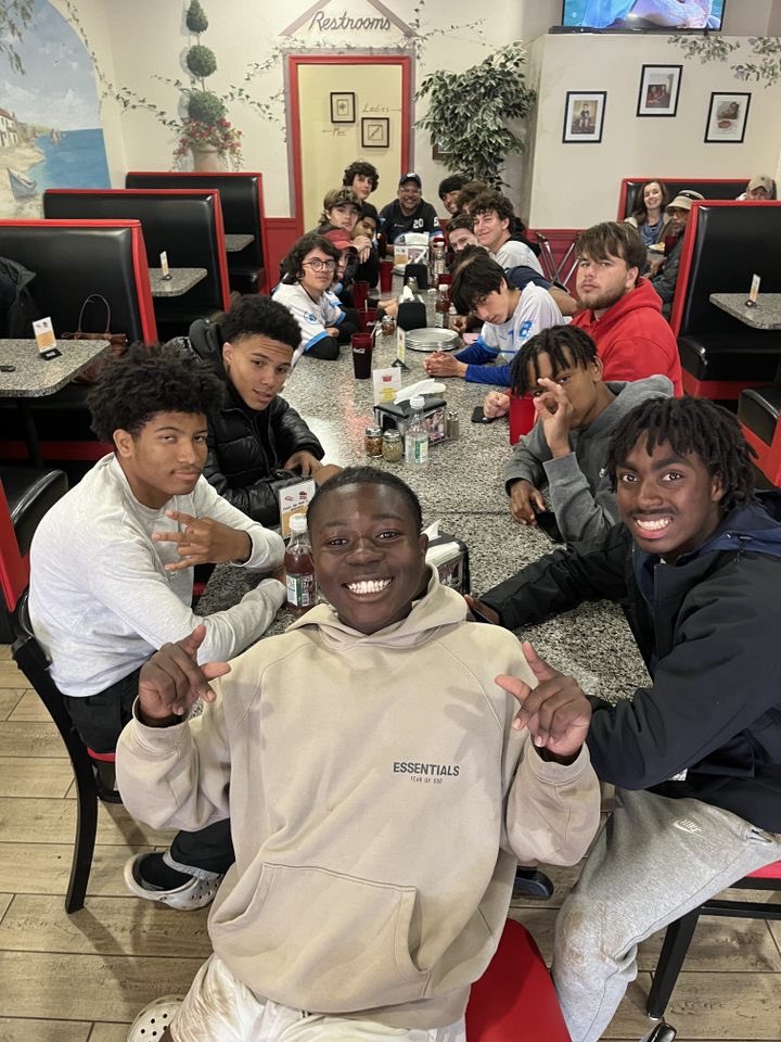 SLARockets's tweet image. Pizza and States!!!

SLA holds seed and goes to States! 

SLA 10 - Masterman 7
HUDA 9 - SLA 7
Harriton 12 - SLA 5