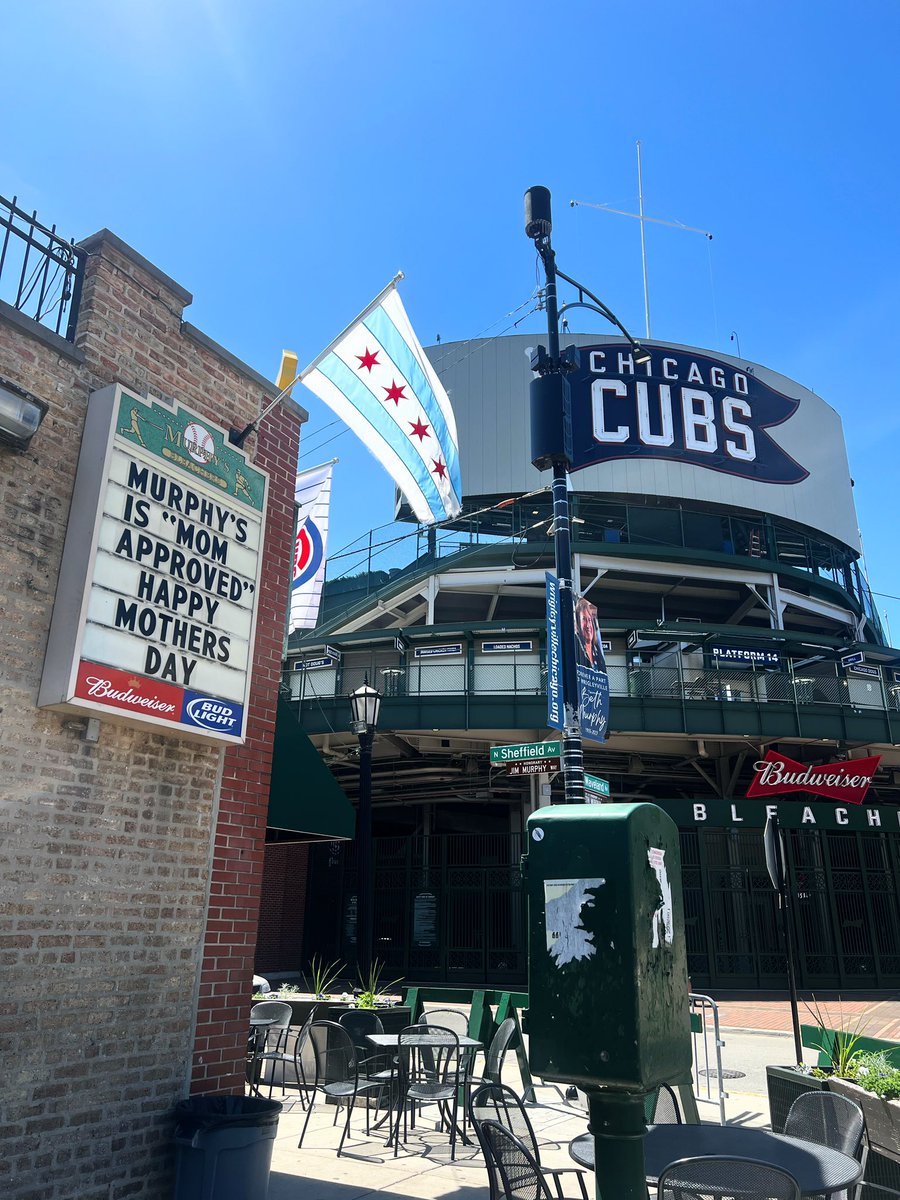 We love moms. Show yours you love her by bringing her to Murphy’s. Happy Mother’s Day!

#happymothersday #mothersday #chicagomothersday #murphysbleachers #murphysmarquee