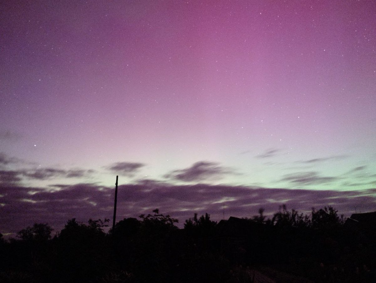 By Neonium End - #AuroraBorealis #Aurora 
📱 #Redmi 10C
📷 stock, pro
⚙ 30'
🎨 None
📆 10/05/2024 23:50 GMT+2
📌 #Ukraine, Volyn' district 🇺🇦 @Wicky_dubs_WX - #mobilephotography #nightskyphotography #atmospheric @rustlecloud