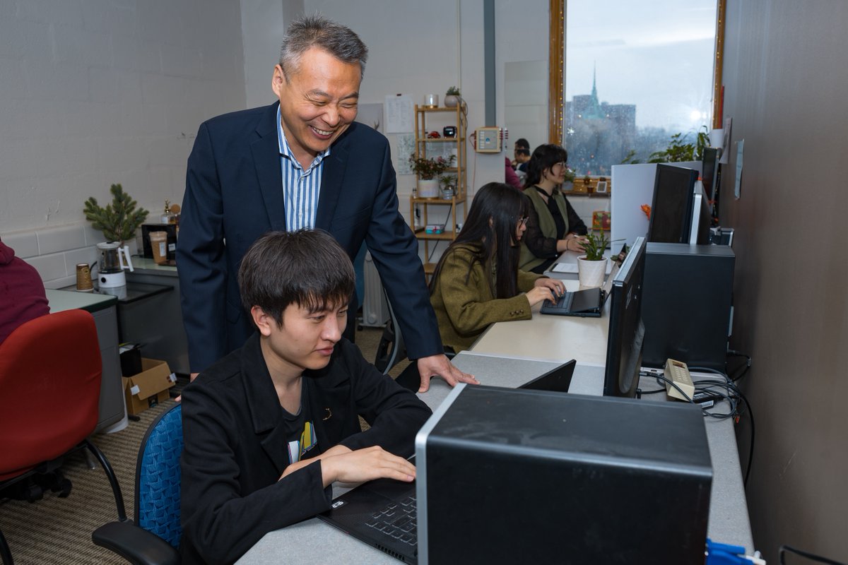 Dr. Shuo Li, an AI researcher at @CWRU, is training AI to show what CT scans would look like without injecting contrast agents, thus avoiding supply-chain issues and potential risks for some patients.
Read all about it in the Nature article by Neil Savage!
nature.com/articles/d4158…