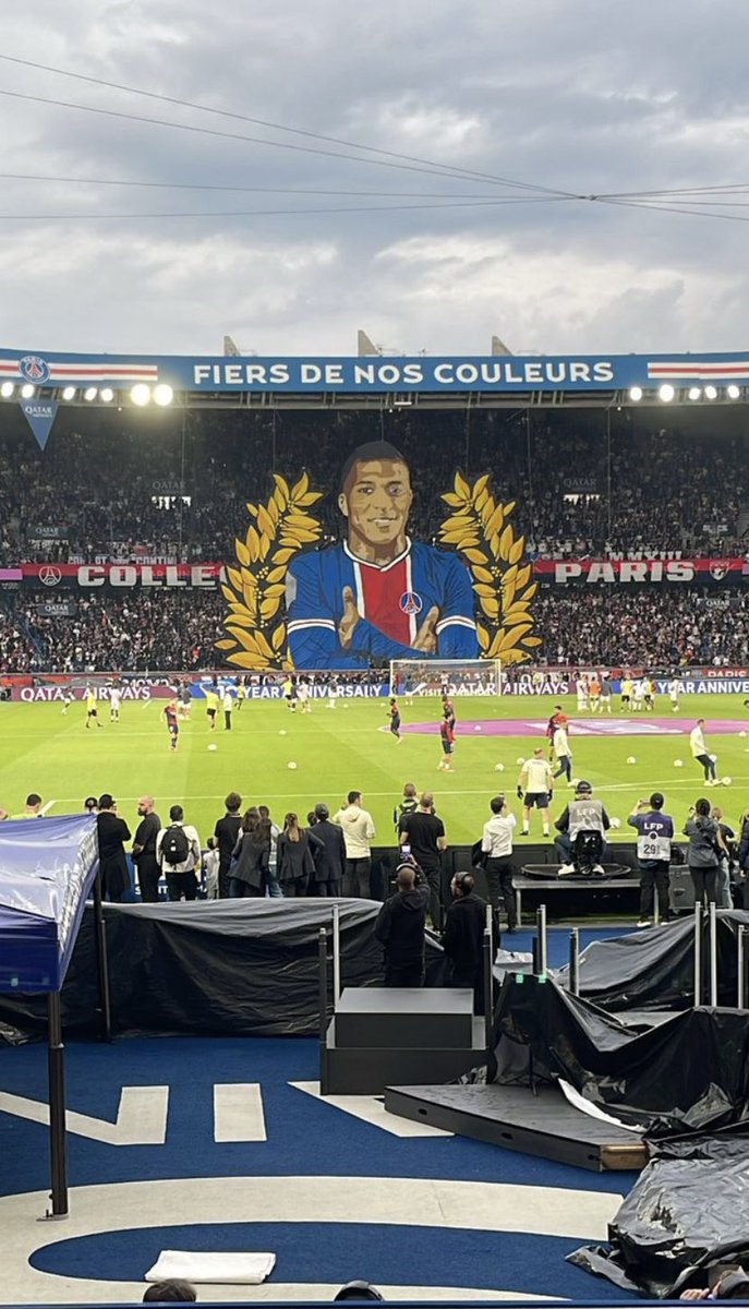 Jeremcayeux's tweet photo. 7 ans au club. Que des polémiques. 

Michel Montana : 26 ans au club. 

Le TIFO de la honte. La goute d’eau de trop. Honte au CUP. 

Vous ne pouvez plus vous revendiquer ULTRAS. 

#PSG https://t.co/AInXkr3hWM