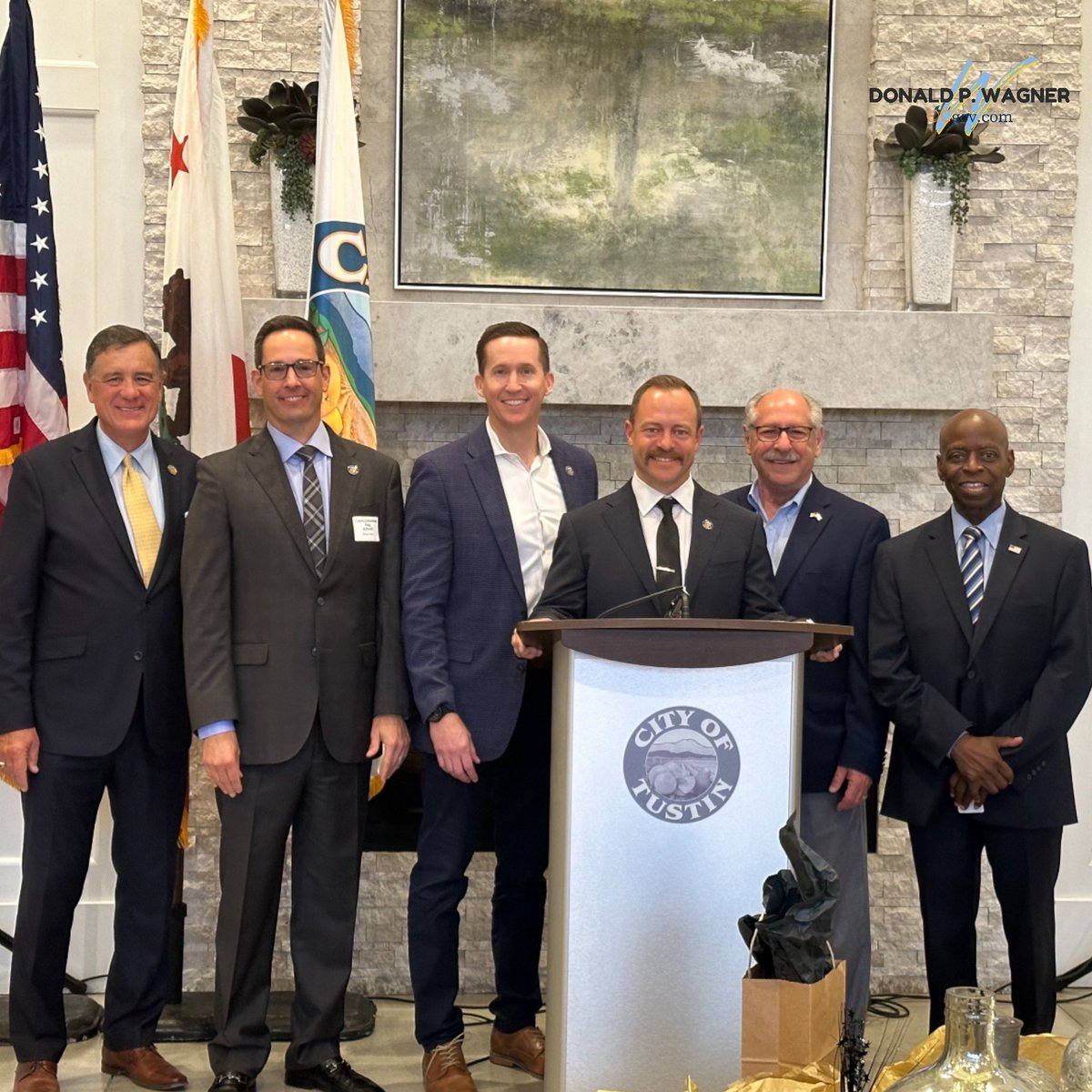I joined the @cityoftustin Mayors Celebration with @austinlumbard, Mayor Pro tem Ryan Gallagher, Councilman Ray Schneider. 

Former Mayors Jerry Amante &amp; @alfortustin were also at this event to support Tustin Community Foundation.