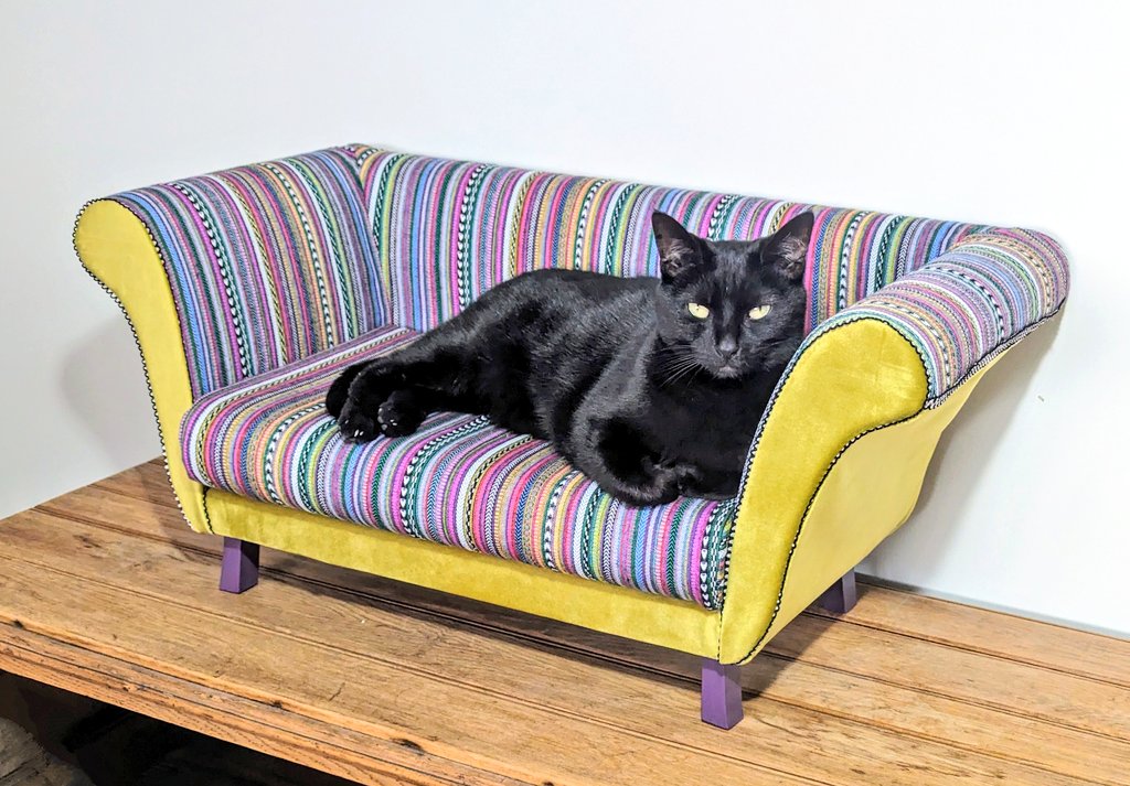 #UKCraftersHour #UKMakers #CraftBizParty I need to sell this cat sofa before my cat gets too attached.. (Don't worry there will be another cat sofa for her to model along shortly)