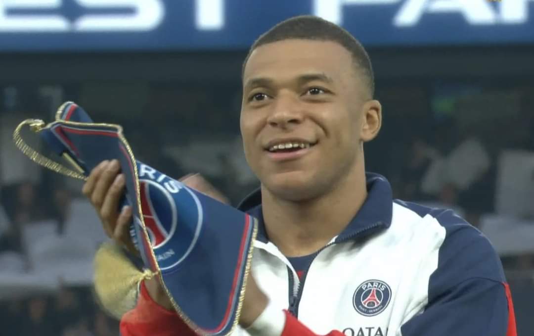 Kylian Mbappé ahead of his FINAL home game with Paris Saint-Germain 🇫🇷 🔵⚪ #mbappe 

via Europeanlad #PSG #kylianmbappe #parissaintgermain #parcdesprinces