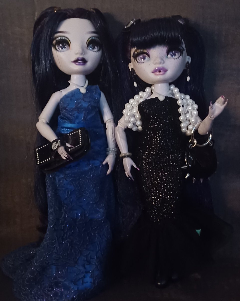 Since it's Mother's Day, N and V wanted to dress up for me and wish everyone a Happy Mother's Day!🖤💜 #rainbowhigh #shadowhigh #mga #dolls #stormtwins #veronicastorm #naomistorm #dollphotography #restyle #dollrestyle #shadowhighdolls #mothersday