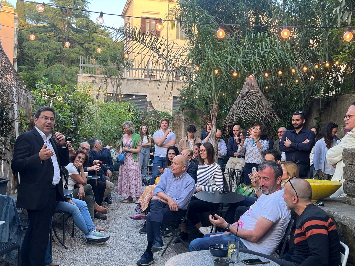 Chiusura della giornata parlando ed ascoltando i cittadini a via delle Fornaci a Roma, bellissima e partecipata iniziativa dei municipi 12 e 13. Ringrazio tutti i militanti di Azione per questo incontro che corona una domenica intensa.#siamoeuropei