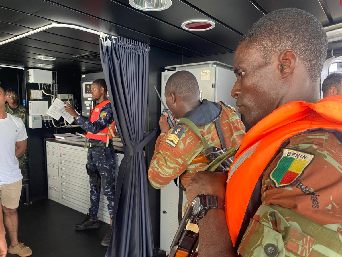 The @NigerianNavy 🇳🇬 & Benin Navy 🇧🇯 practiced boarding techniques with @Armada_esp 🇪🇸 patrol vessel Furor (P-46) in the #GulfofGuinea in support of exercise #ObangameExpress2024!

#maritimesecurity ⚓️ #partnershipsmatter 🤝