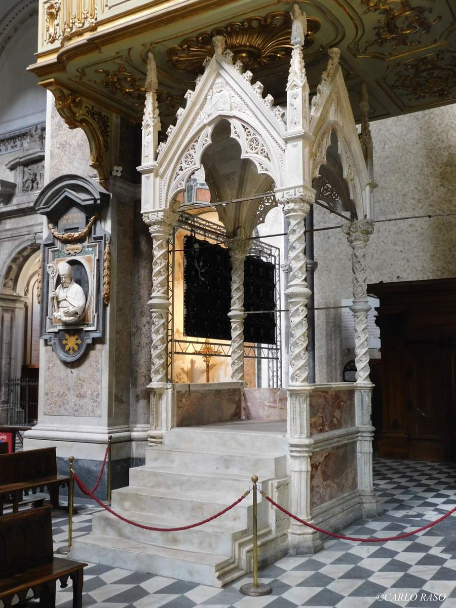 Cattedra episcopale del Duomo di Napoli,eretta nel 1376. La cattedra è il trono sul quale siede il vescovo ed è il simbolo della sua potestà e della responsabilità. Il Vescovo presiede l'assemblea liturgica e spiega le Sacre Scritture, rappresentando Cristo stesso. 📸Carlo Raso