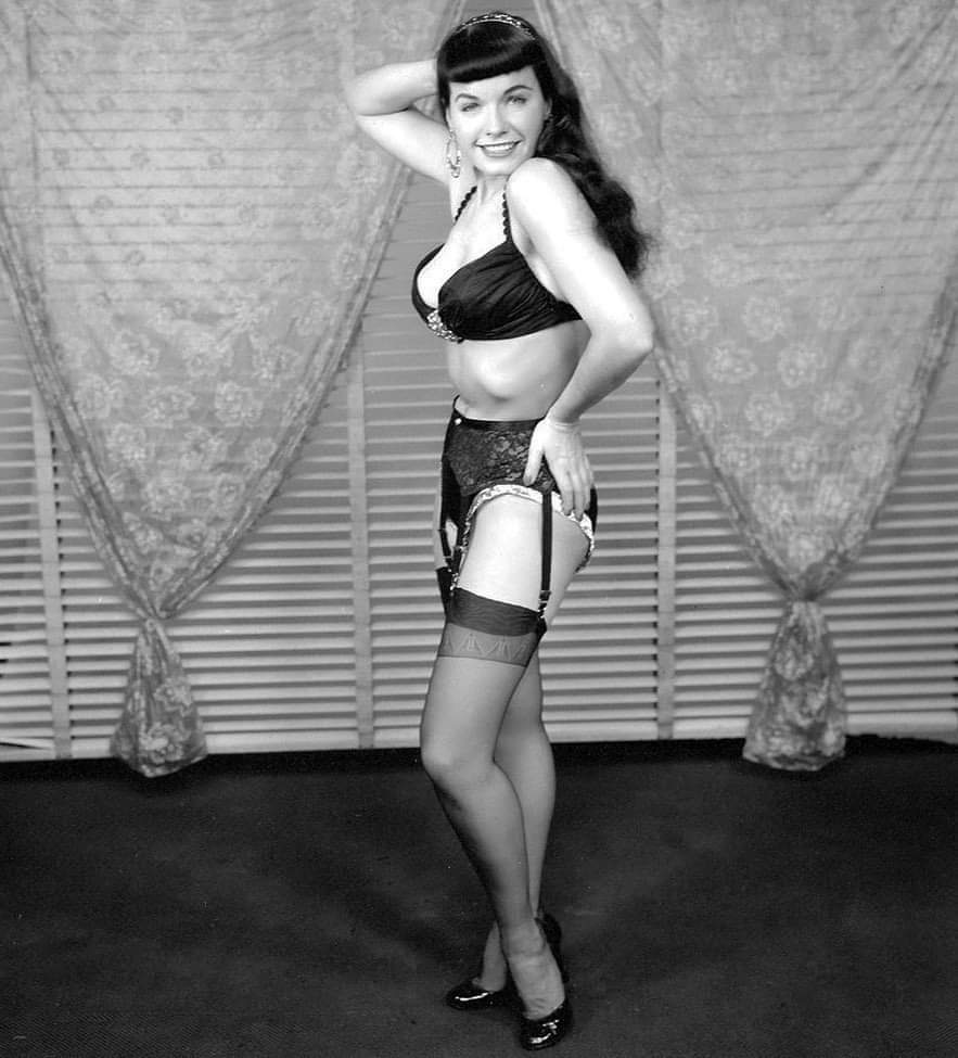 Curtain call for the Queen! 👑💋👏

#bettiepage #queenofpinups #1950s #retrostyle #bombshell #pinupstyle #pinup #bettiebangs