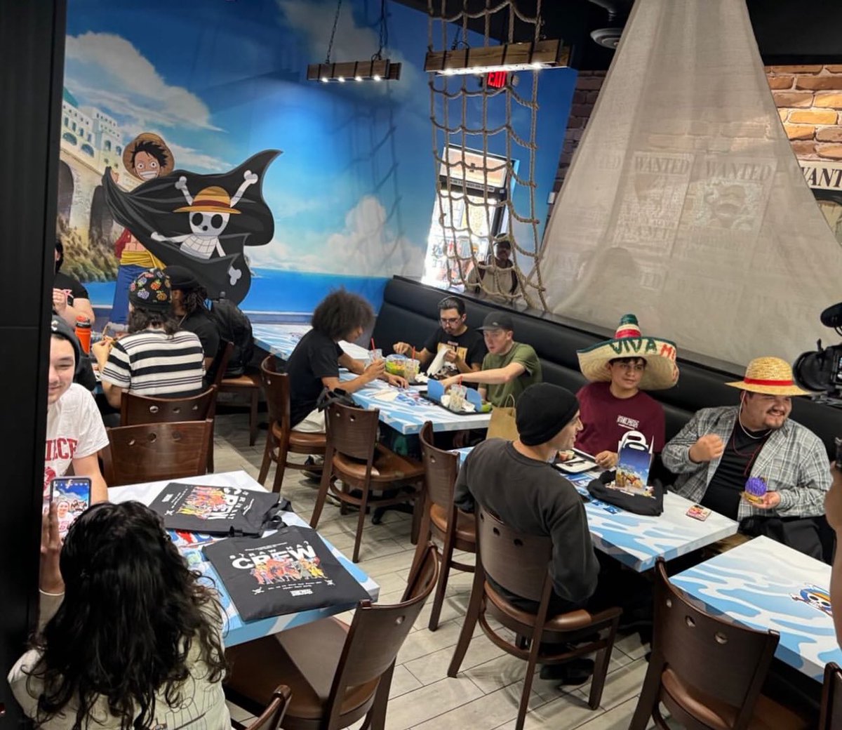 Looks like Luffy & Zoro made a special appearance yesterday at the grand opening of the first official One Piece Cafe! 😂🔥

📸 via toei_animation/IG