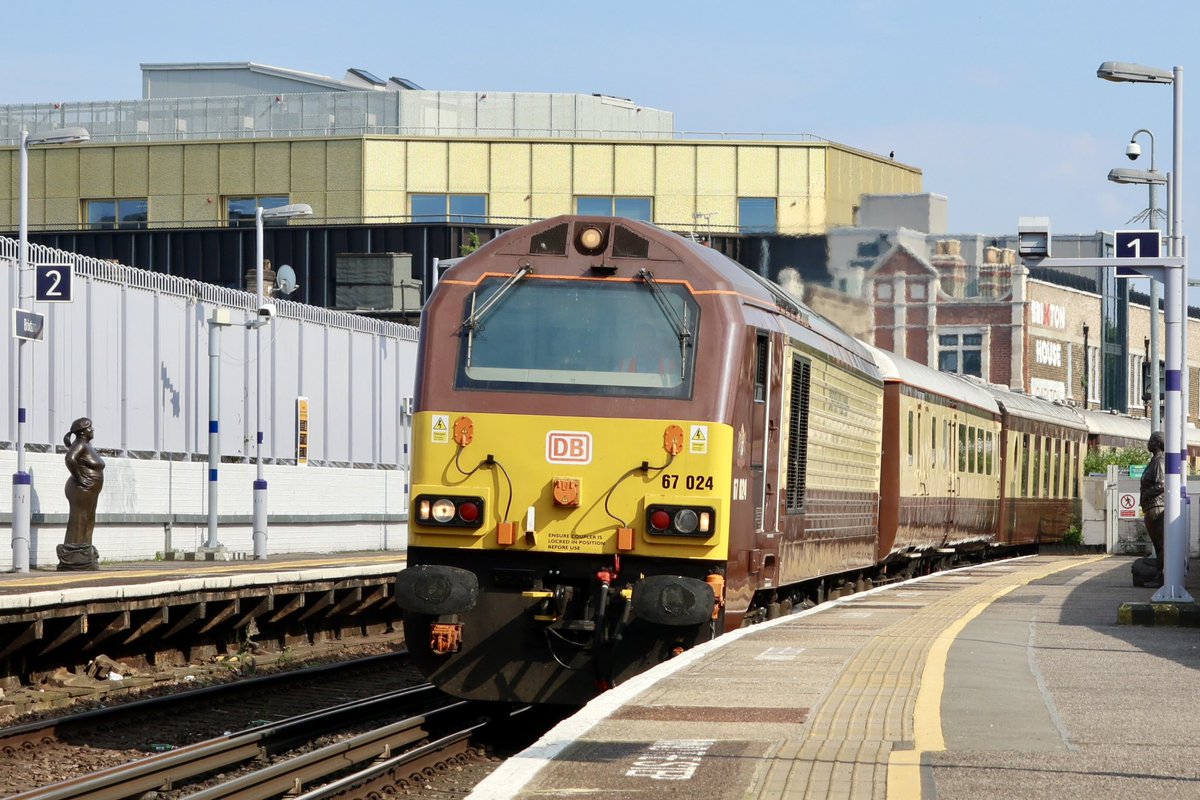 DB Cargo #Class67 67024 powering Belmond British Pullman, 1Z25 1434 Maidstone West > London Victoria, through Brixton