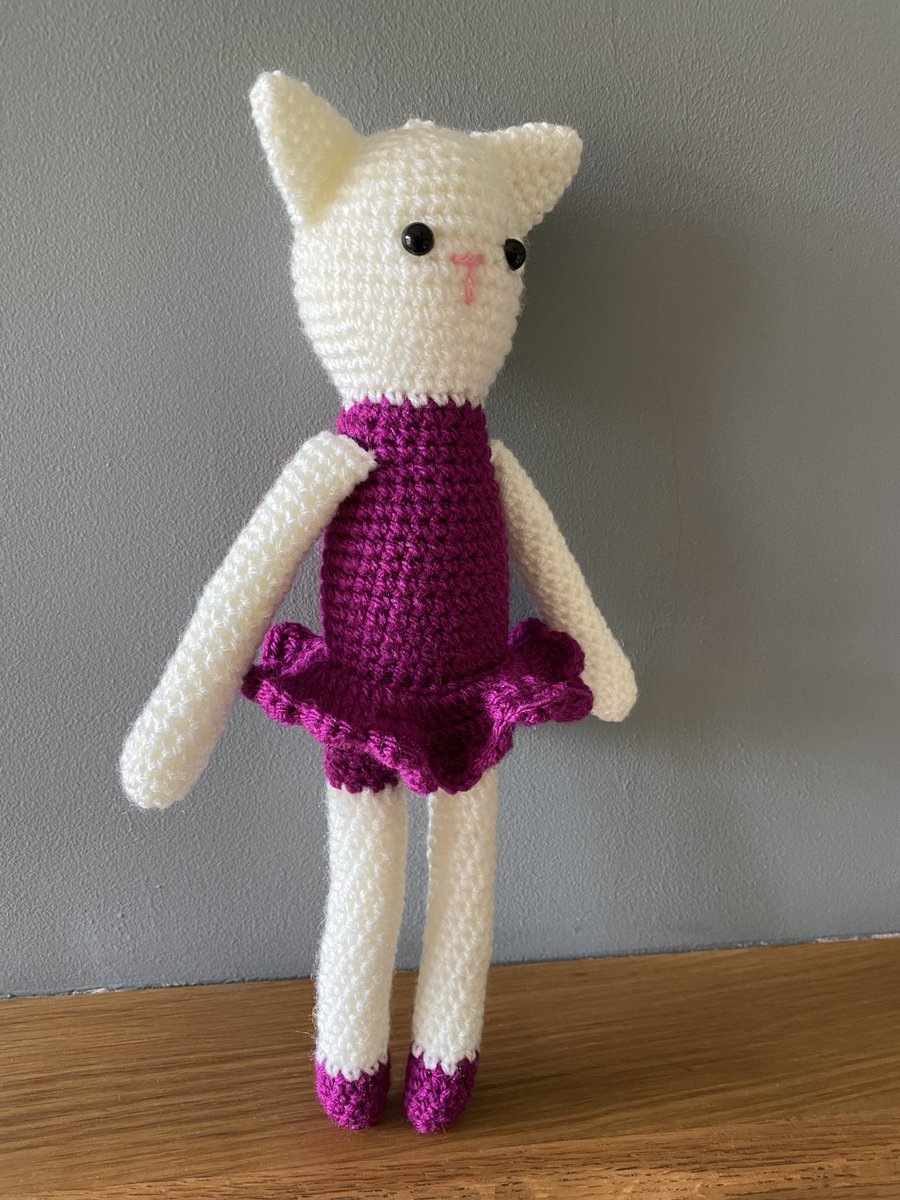 Sweet little ballerina cat is looking for a dance partner 😻 Purrfect for little hands to hold.

bitzas.etsy.com/listing/864221…

#handmade #firsttmaster #atsocialmedia #MHHSBD