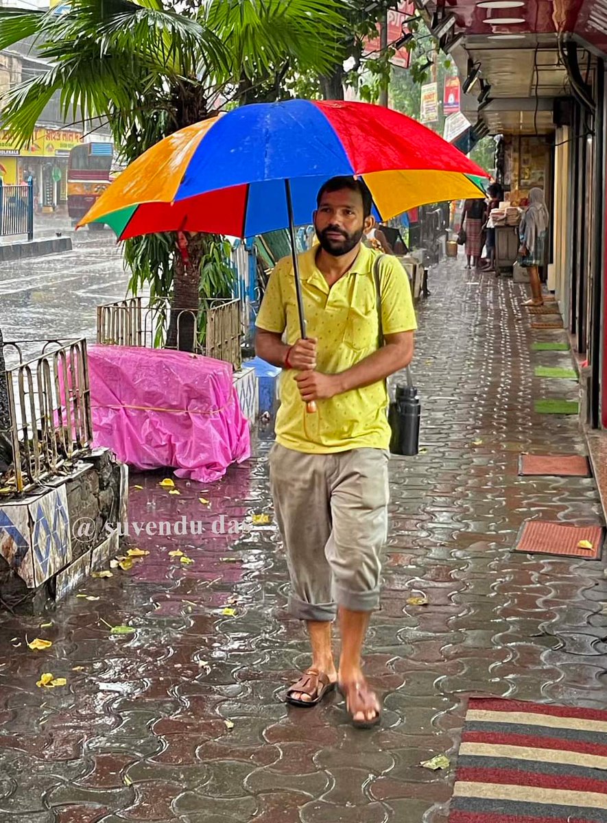 #suvendu_digital
#suvendu_social_awarness
#beautyofkolkata
#explorekolkatadigital
#iphonephotography
#iphonesuvendu
#kolkata
#umbrella
#rain
#mahatmagandhiroad
#photography
#streetphotography
#photo