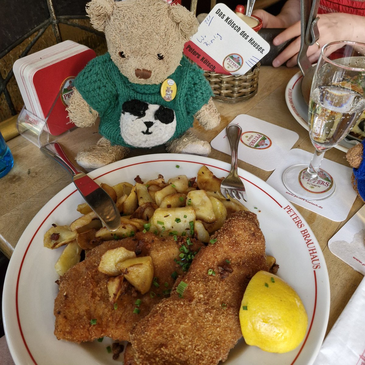 On our last day in Köln we did more sightseeing & had a light mid-afternoon snack. We'd a great time at the tweet up & would like to say an ENORMOUS thank you to @TourGuideTed for all the hard work to organise, and @BearemyTed & @BearsPipe who also did loads of work! 😊 🇩🇪