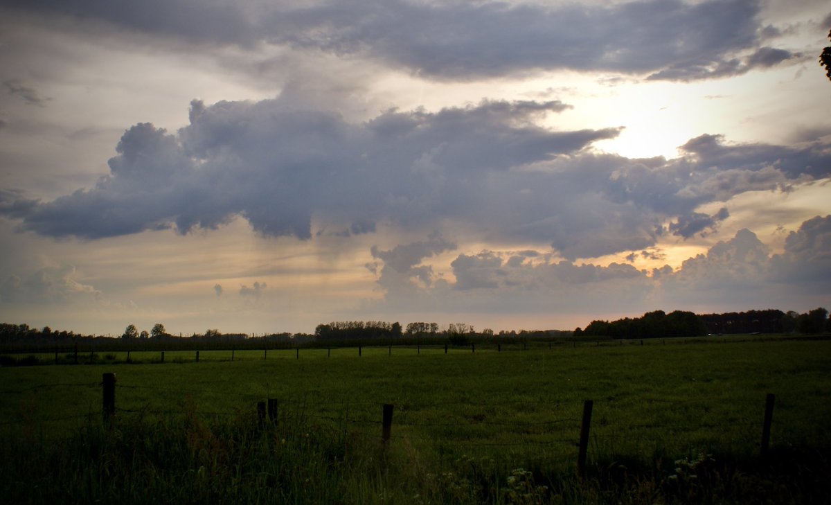 Onweersbui boven de Gentse Kanaalzone, gezien vanuit het Waasland, Sint-Pauwels. #onweer #weerfoto #weer