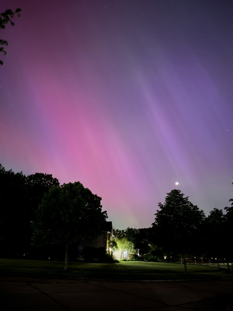 jen_yonally's tweet photo. @NASA @NASASun @NOAA @NWSSWPC Aurora over Aurora, OH https://t.co/81J52GizMj