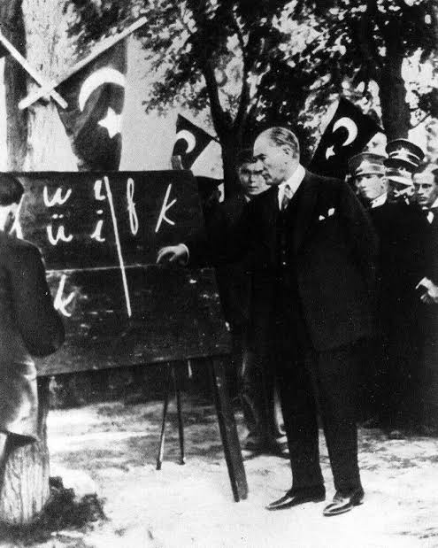 “Türk dili zengin bir dildir. Her kavramı ifade kabiliyeti vardır. Türk dili dünyada en güzel dildir. Onun için her Türk dilini çok sever. Mustafa Kemal ATATÜRK