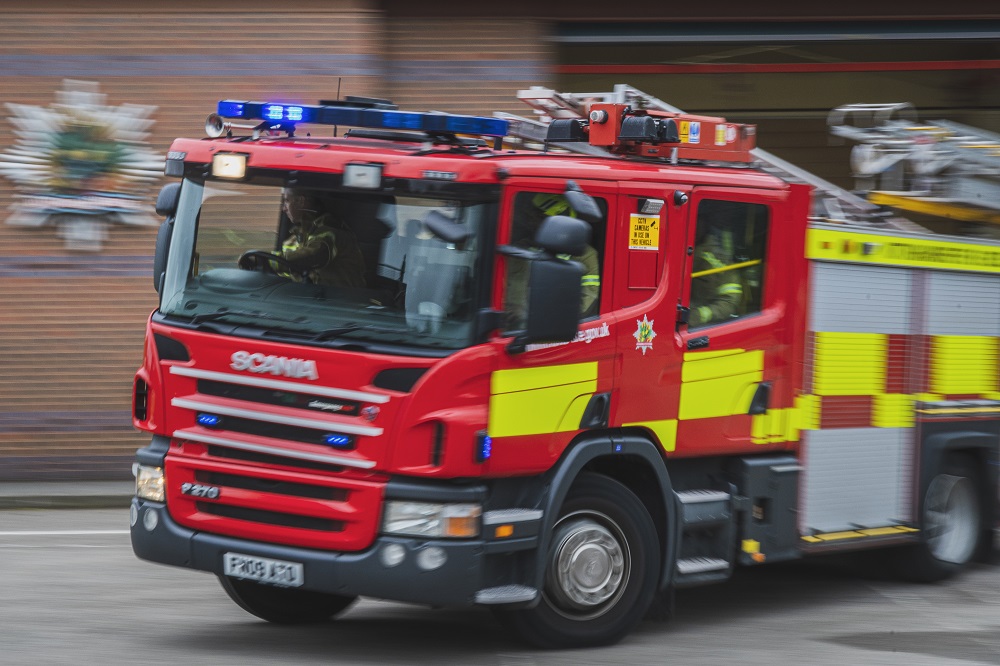 FIRE | We're currently in attendance at a building fire on Peache Way, Bramcote. Six fire engines, plus the aerial ladder platform, water bowser and command support vehicle are working to extinguish the fire. Please avoid the area and keep windows and doors closed.