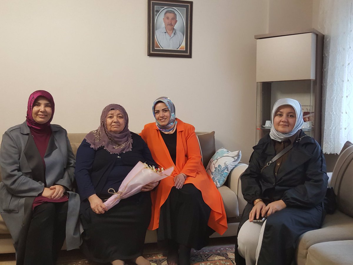 İlçe Başkan Yardımcımız Sosyal Politikalar Birim Başkanımız @Sule_Kucuk_Ates EKM Başkanımız Nihal Yardımcı ve komisyon üyeleri ile birlikte Anneler Günü vesilesiyle, Niğde’de Şehit olan Turan Yaşar'ın eşi Sultan Yaşar’ı ziyaret ettiler. Vatan size minnettardır. 🇹🇷 @RTErdogan