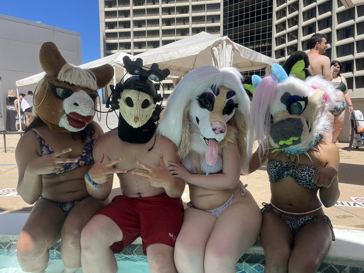 Hanging out at the pool with @Egirltedtalk @FionaMaray @tundrak1tt3n #FWA2024
