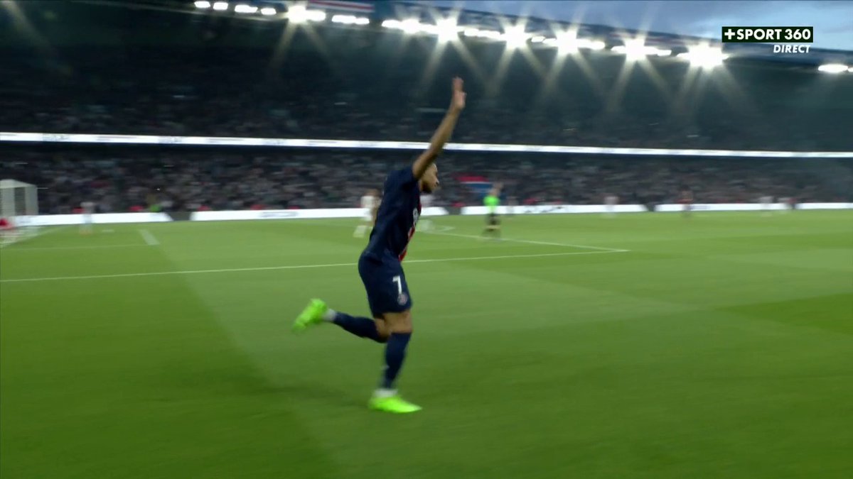 Kylian Mbappé ouvre le score pour Paris grâce à une super passe d'Arnau Tenas ! 😍 Le Parisien marque son 27ème but en Ligue 1 ! 👏 #PSGTFC | #Ligue1UberEats