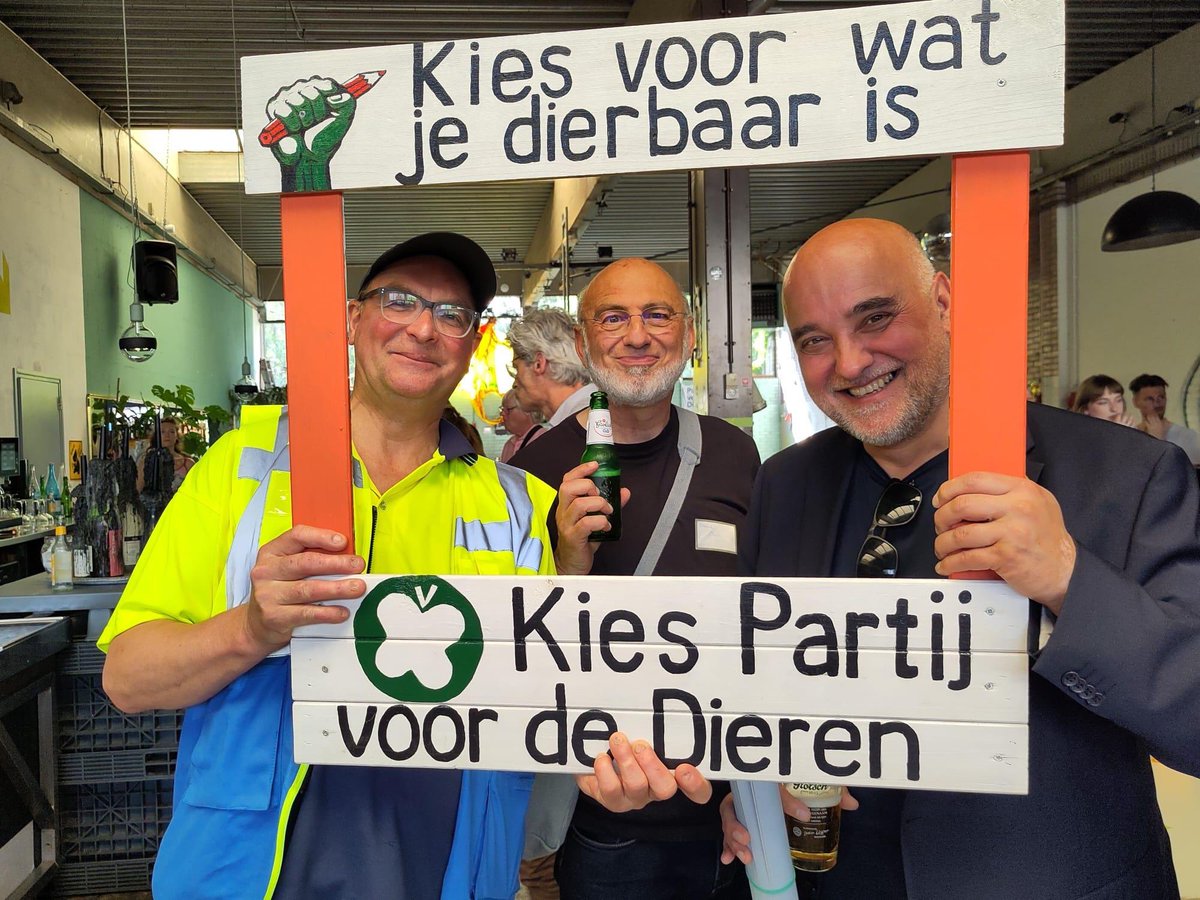 Gisteren landelijke aftrap in Utrecht. Vandaag het echte werk: posters, flyers, kaartjes, zakjes bloemzaad en een enorme peptalk door @anjahazekamp , lijststrekker #EP24 It giet oan!