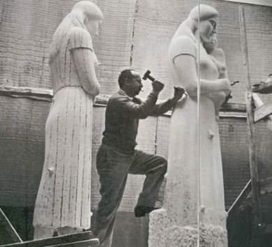 Γιάννης Παππάς (13 Μαρτίου 1913 – 2005) ήταν Έλληνας γλύπτης, ένας από τους πιο σημαντικούς νεοέλληνες γλύπτες.Εργασίες για το άγαλμα της Μητέρας στον Πειραιά (1960)
