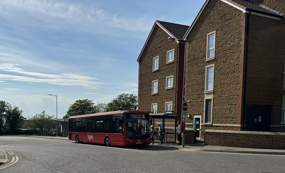 Finished the weekend in Norfolk with a visit to one of my favourite seasides, #Hunstanton, which obviously meant a trip to the Bus Station too, to avoid withdrawal symptoms as I spotted the smart @mylynxbus loading for King’s Lynn 🚌