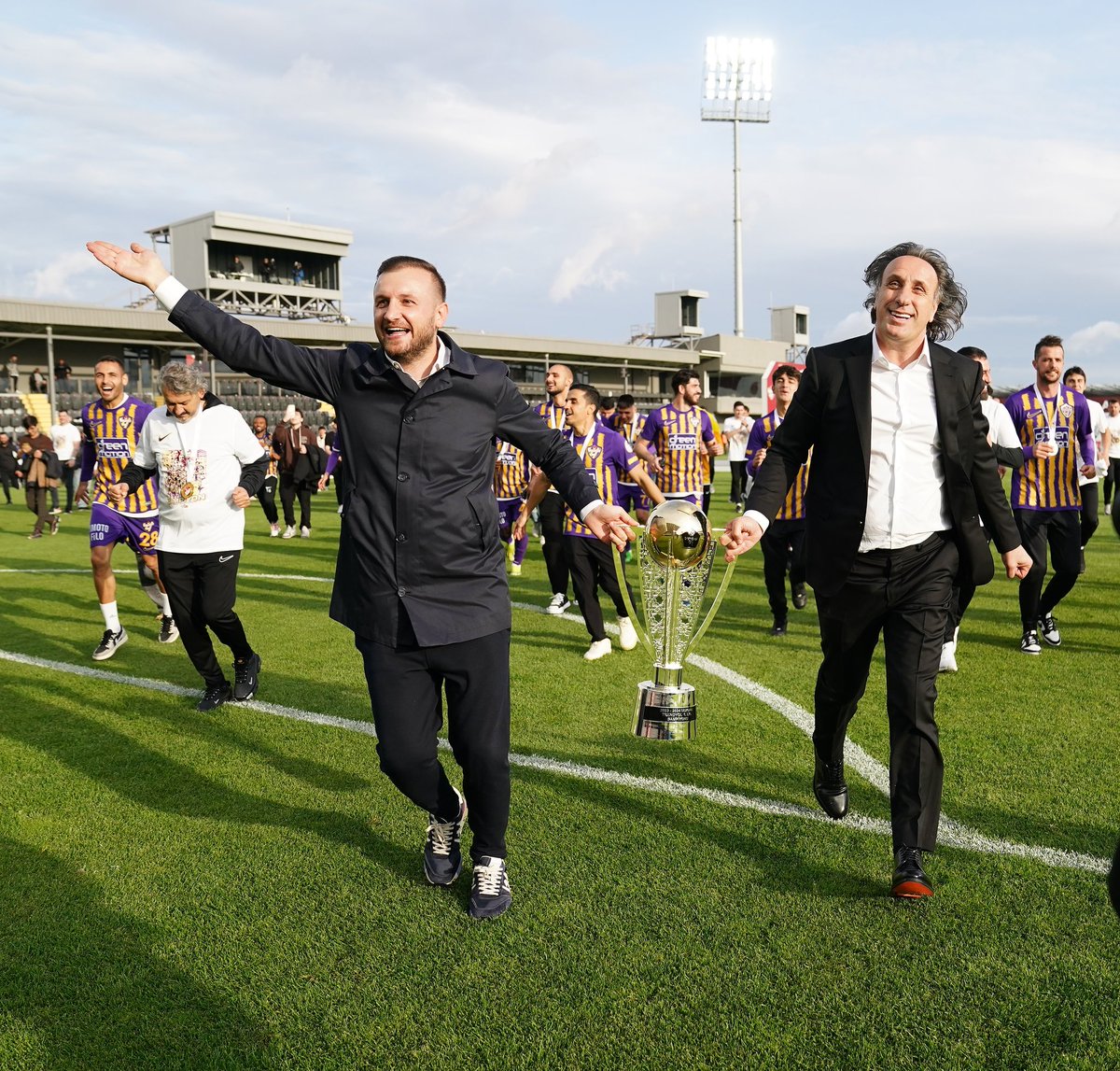 5 sene önce başlanan uzun bir yol…
Çekilen acılar, yaşanan mutluluklar, kazanılan zaferler, verilen emekler, yapılan fedakarlıklar…
Kurulan hayaller, konulan hedefler sonucu gelinen noktada; yine aşkla durmadan hayal etmeye ve yola devam… 
Eyüpspor’umuz için hep birlikte nice